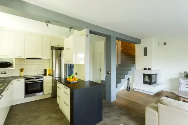 Cocina abierta al salón tras reforma integral en Castellar del Vallès